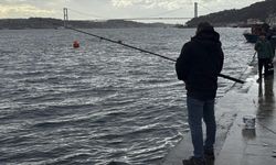 İstanbul'da olta balıkçıları lodosu fırsata çevirdi