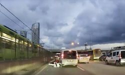 Bursa'da hafif ticari aracın motosikletle çarpıştığı kaza kamerada