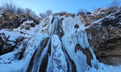 Büyük bölümü donan Erzincan'daki Girlevik Şelalesi'nde buz sarkıtları oluştu
