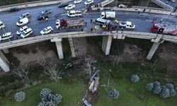 Hafif ticari araca çarpan iş makinesi yüklü tırın viyadükten düşmesi sonucu 3 kişi yaralandı