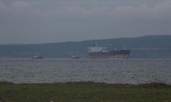 Çanakkale Boğazı'nda arızalanan tanker güvenli bölgeye demirletilecek