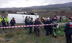 Denizli'de devrilen midibüsteki 25 kişi yaralandı