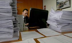 Pet şişeyi açamayan da çatalın tabakta çıkardığı sesten rahatsız olan da şikayet etti