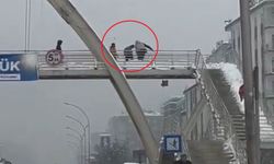 Üst geçitte kar topu atan çocukları yumruklayıp, yerde tekmeledi