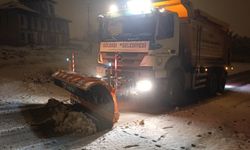 Gölbaşı’nda kar mesaisi: Ekipler gece boyu sahadaydı
