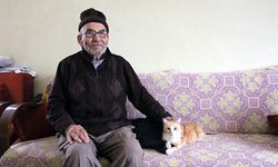 Yanan evinin önünde kedisine sarıldığı fotoğrafla tanınan Ali Meşe 93 yaşında öldü