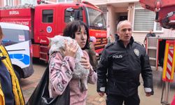 Yangında mahsur kalan çocuk ile kedileri itfaiye ekipleri kurtardı