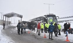 Yolcu otobüsü kontrol noktasındaki kulübeye çarptı; 4 polis hafif yaralı
