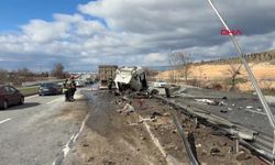 Yön tabelasına çarpan kamyonun kupası koptu