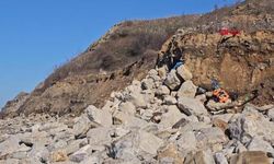 Zonguldak’ta denize sıfır eski çöp alanındaki atıklar sahillere saçılıyor