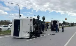 Hafif ticari aracın çarptığı midibüs devrildi, 7 kişi yaralandı; kaza kamerada