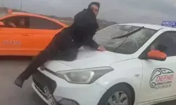 Sürücü kurusu eğitmeni, tartıştığı kişiyi kaput üzerinde 20 kilometre sürükledi