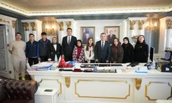 Yarışmalarda derece elde eden öğrencilerden Bala Belediye Başkanı Ahmet Buran'a ziyaret