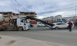Ani fren yapan kamyonun üzerinden kayan inşaat demirleri, otomobile saplandı