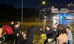 Aydın'da suya gömülen minibüsteki yolcuların kurtarılma görüntüleri ortaya çıktı
