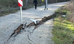 Balıkesir’de heyelanda mahalle yolu ulaşıma kapandı