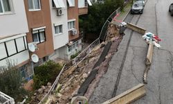 Buca'da istinat duvarı çöktü; apartman sakinleri çözüm bekliyor