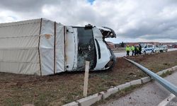 Büyükbaş yüklü kamyonet devrildi; 3 yaralı