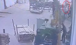 Fabrika işçisinin başına odun parçasının isabet etmesi sonucu öldüğü olay kamera