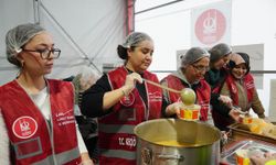 Keçiören Belediyesinden sıcak yemek ve Ramazan kumanyası ikramı