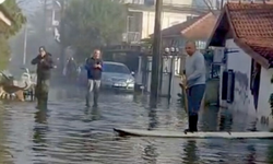 Muğla'da göle dönen yolda kano ile ilerledi
