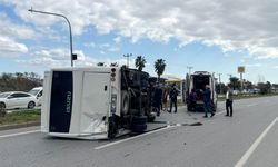 Hafif ticari aracın çarptığı midibüs devrildi, 7 kişi yaralandı