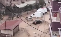 Hatay'da şiddetli sağanak sele neden oldu; araçlarında mahsur kalanlar iş makineleriyle kurtarıldı