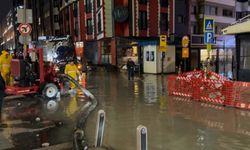 İzmir’de sağanak; cadde ve sokaklar göle döndü, sürücüler zor anlar yaşadı