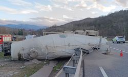 Kontrolden çıkan kuru beton tankeri refüje devrildi; 1 yearalı