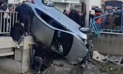 Kaza yapan otomobil köprüde asılı kaldı