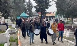Kazada ölen motosiklet sürücüsünün cenazesinde, gelenek gereği davul-zurna çalındı