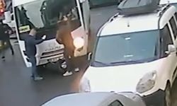 Midibüsün çarptığı kadın yaralandı; kaza kamerada