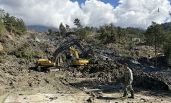 Muğla'da toprak kayması; yol ulaşıma kapatıldı