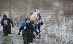 Nehir taşınca bağ evinde mahsur kalan baba ve 4 çocuğunu itfaiye kurtardı