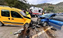 Otomobil, hafif ticari araçla çarpıştı: 1 çocuk öldü, 6 yaralı