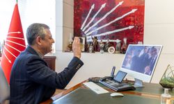 Özgür Özel, Adana'da Atatürk büstünü fırtınadan koruyan öğrencilerle görüştü