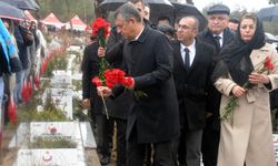 Özgür Özel, Kahramanmaraş’ta depremde ölenlerin mezarlarını ziyaret etti