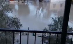 Sağanakta su basan seranın çatısında mahsur kalan 2 kişi botla kurtarıldı