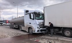 TIR’a çarpan tankerin sürücüsü yaralandı