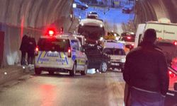 Tünelde iki otomobilin kafa kafaya çarpıştığı kaza kamerada