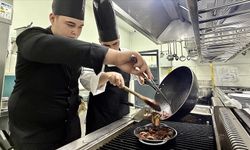 Turizm lisesi öğrencileri sahada iş hayatına hazırlanıyor