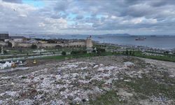 Zeytinburnu'ndaki Kazlıçeşme Meydanı'nda moloz kirliliği