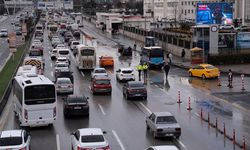 Ankara'da yarıyıl tatilin ardından okulların açılmasıyla trafik yoğunluğu oluştu