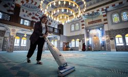 Gönüllü kadınlar, ramazan öncesi camileri titizlikle temizliyor