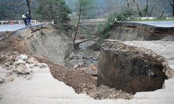 İzmir'de şiddetli yağış nedeniyle Selçuk-Aydın kara yolunda çökme meydana geldi