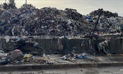 İzmir Buca'da şantiyedeki çöpler yağmur sularıyla yola dağıldı