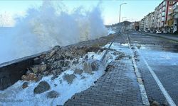 Kastamonu'nun İnebolu ilçesinde fırtına sahilde hasara yol açtı