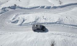 Erzincan'da evde sağlık ekipleri karlı yolları aşarak hastalara ulaşıyor