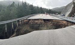 Antalya'da Kumluca-Kemer kara yolu göçük ve heyelan nedeniyle kısmen ulaşıma kapatıldı