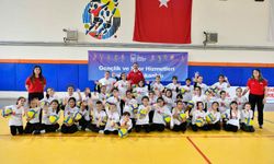 “Fabrika Voleybol” projesi sayesinde 290 çocuk fileyle tanıştı